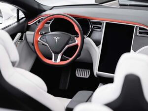 Valentin Petukhov Instagram - Вот я и стал «счастливым» обладателем Tesla Model S из Минска. В первую очередь хочется сказать спасибо ребятам из @biggeekru, которые с энтузиазмом вписались в этот блудняк и на чьих двух теслах мы совершили вояж. Конечно же @jc_ru и все кто присоединился к поездке. Лучшие. 

Теперь по машине. Купил не то что хотел, но так даже забавней. Версия 100D, 2019 год, 44000 пробега в классном состоянии. Понятно дело американка, была бита в правую заднюю часть не сильно, безопасность не стреляла. Самый шик - полный автопилот. 
Мог ли я купить Plaid 2022? В целом мог, но лишать себя такого веселья?

И вот тут начинается самое интересное. Срочно меняем колеса на 21, машину в матовую пленку, весь хром в черный. В итоге быстро должно получиться по внешке как на 4 фото. Ток еще карбона побольше. 
Внутри пофиксить экран (3 фото). Желтый клей это тесла бич. Лечится УФ. Деревяху меняем на карбон, черный салон на белый ($4-5 тыс) и еще кастомный приколов (типа как на 5 фото). А дальше… повстречался с ребятами из @teslashop_by, они говорят клетка от Plaid встает и вот тебе 3 мотора и 1000+ сил. В общем, планирую развлекаться как не в себя. 
Но вообще Tesla дрова что пздц, автопилот раздут маркетингом и так далее. В каком-нибудь 223 автопилот ничем не хуже. Но это уже другая история, stay tuned, как говорится. 😊