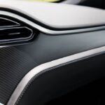 Valentin Petukhov Instagram - Продолжаю поиски живой Tesla Model S в Минске. Если вы не в курсе с чего вдруг, то значит не смотрели последний Wylsa Plus и шейм он ю так делать. И вот сижу и решительно не понимаю, как для этой машины можно выбрать любой другой салон кроме белого (к слову, их там всего три). Потому что иначе грусть и печаль. Особенно черный с бежевой деревяхой. Обнять и плакать. Белый салон, 21 колеса и отделка «типа карбон» спасают эту машину от бесконечного уныния. Хочется взять 100D и уехать в Смоленск.