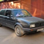 Valentin Petukhov Instagram - Стало/было. 🙈 Помните наш Golf GTI MKII по цене iPhone? Мы купили его в 2018 за 75 тысяч рублей. С тех пор автомобиль претерпел много разных метаморфоз. Был коралловым, очень умным, открывал багажник и окна с Алисы и прочие радости. Ментально мы его завершили, но по факту там оставалось что сделать. И вот спустя пару лет решили довести до идеала. Илья @jc_ru взялся закончить. Уже выглядит 😍, осталось по мелочи допилить, там DSG поставить... 😊 Сколько в него с тех пор вложено денег? Лучше не спрашивайте. 🥵