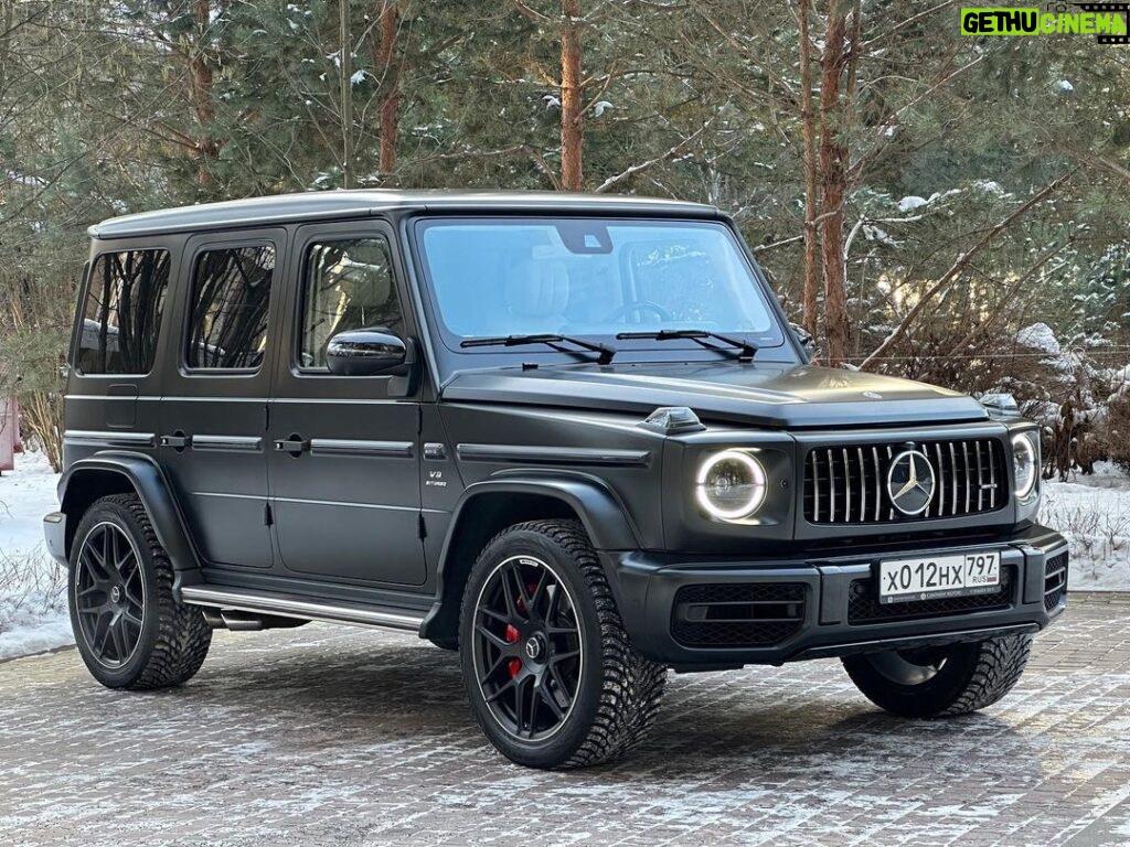 Valentin Petukhov Instagram - G63 худший автомобиль для зимы. Вечно грязный, ручки с кнопкой, которые хрен откроешь в мороз. Задняя дверь без привода, опять же пока открыл-закрыл весь грязный. Пороги уничтожающие любые брюки. Непонятно кто покупает такие машины.