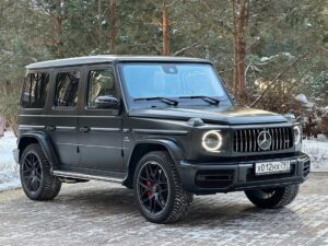 Valentin Petukhov Instagram - G63 худший автомобиль для зимы. Вечно грязный, ручки с кнопкой, которые хрен откроешь в мороз. Задняя дверь без привода, опять же пока открыл-закрыл весь грязный. Пороги уничтожающие любые брюки. 
Непонятно кто покупает такие машины.