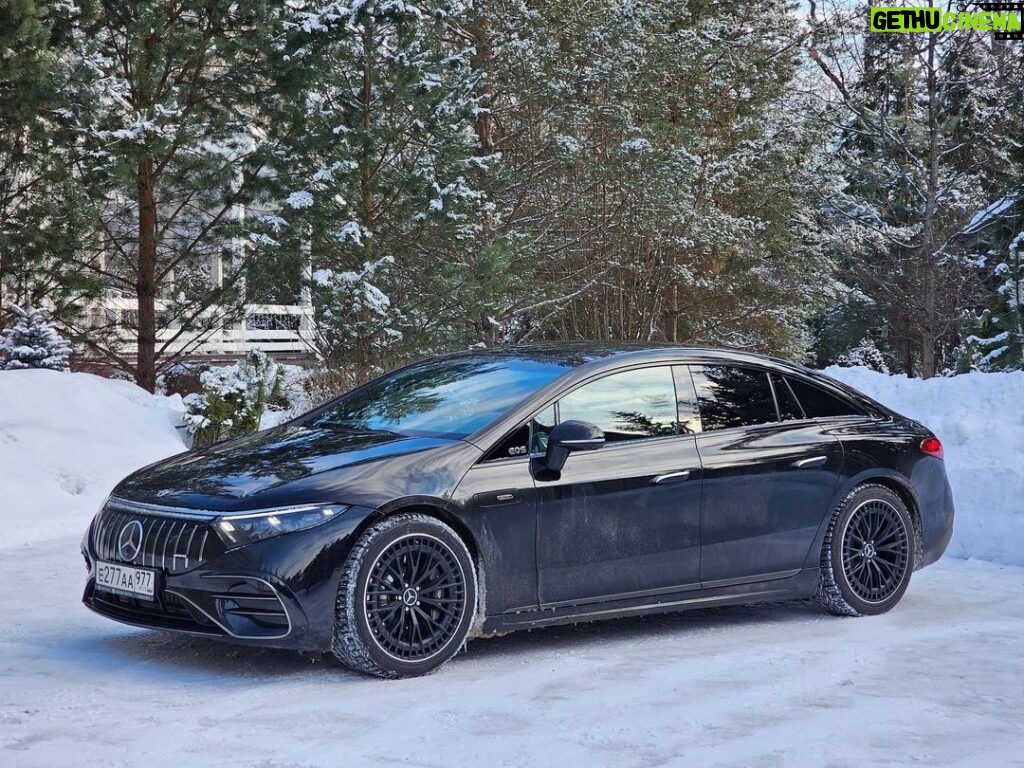 Valentin Petukhov Instagram - Неделю отъездил в счастье на Mercedes EQS 53 AMG. Очень странная вафля, мы снимали «гражданскую» версию когда еще Mercedes собирался их официально продавать. А теперь ты просто обращаешься к ребятам из @continentmotors (им как раз и спасибо за предоставленную возможность) и либо берешь в прокат покататься и осознать, либо заказываешь что хочешь с географией - весь мир. Все под ключ, в лучшем виде. Что касается самого EQS. Внешне спорно, внутри тотальный кайф, особенно вечером с подсветками и экранами. Запас хода реальный ~400, чего вполне достаточно. AMG чуть собранней «обычной» версии и многим может быть жестким. Но мне понравилось. Электрический S-class еще и AMG. Это ли не мечта? Покатался, понял, что для меня нет. А теперь отдам @diamagneticru, большому ценителю трех букв, чтоб он ловко съездил на нем, пострадал и видос для вас снял. Хотел его чистеньким снять, но погода такая, что пока с мойки доехал - получите. 😅🙈 А, да. Фото сделаны на Galaxy S23 Ultra.