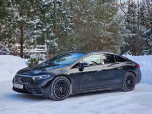 Valentin Petukhov Instagram - Неделю отъездил в счастье на Mercedes EQS 53 AMG. Очень странная вафля, мы снимали «гражданскую» версию когда еще Mercedes собирался их официально продавать. 

А теперь ты просто обращаешься к ребятам из @continentmotors (им как раз и спасибо за предоставленную возможность) и либо берешь в прокат покататься и осознать, либо заказываешь что хочешь с географией - весь мир. Все под ключ, в лучшем виде.

Что касается самого EQS. Внешне спорно, внутри тотальный кайф, особенно вечером с подсветками и экранами. Запас хода реальный ~400, чего вполне достаточно.
AMG чуть собранней «обычной» версии и многим может быть жестким. Но мне понравилось. Электрический S-class еще и AMG. Это ли не мечта? Покатался, понял, что для меня нет. А теперь отдам @diamagneticru, большому ценителю трех букв, чтоб он ловко съездил на нем, пострадал и видос для вас снял.

Хотел его чистеньким снять, но погода такая, что пока с мойки доехал - получите. 😅🙈

А, да. Фото сделаны на Galaxy S23 Ultra.