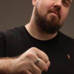 Valentin Petukhov Instagram - Наконец-то! Кольца потихоньку поехали по предзаказам. Подписали все документы, прошли все сертификации. 💪 Мы раскатываем процесс и скоро все получат не просто стильный аксессуар, но и удобное платежное средство. И конечно мы готовим вторую коллекцию. И сразу скажу, она будет серьезно отличаться от первой серии. Так что первый дроп в 999 штук навсегда останется эксклюзивом. 🤗 Дальше - больше. Спасибо вам.