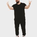 Valentin Petukhov Instagram - Как выяснилось, мне очень нравится показывать факи. Фигурально выражаясь. Всяким душнилам и лицемерам. Тем кто лезет в твою жизнь без спроса. Ломает твое мироощущение. Просто раздражает. Выдал ментальную факушку и пошел дальше делать свои дела. Пользуйтесь. Шучу, конечно. Я за каким-то хреном пекусь о мнении рандомных людей. А это просто фотка прикольная.