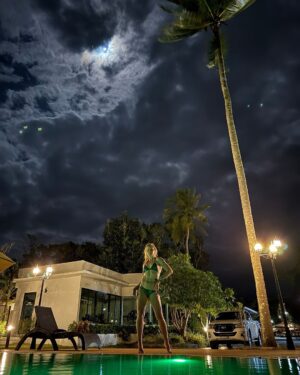 Valentina Shevchenko Instagram - Swimming at night under the full moon 🌕 

🏝️✨🇹🇭🐠☀️
#Thailand #FoolMoon #Travel #Night #Sky