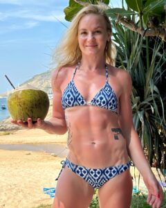Valentina Shevchenko Instagram - Sunscreen is never enough! 😅☀️🌴😁 It’s the key 😄 #Island #Phuket #Thailand #MMAFighter #Bullet #UFC #Coconut Phuket, Thailand