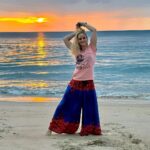 Valentina Shevchenko Instagram – Sunset on the beach 🌴✨🐠☀️

#RoadTrip #Thailand #Travel #Exploring #Sunset #Beach