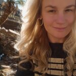 Valentina Shevchenko Instagram - Cheers ! 🍻 @monsterenergy 🎄