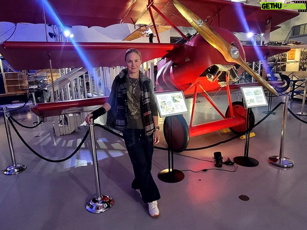 Valentina Shevchenko Instagram - In San Francisco with friends ! Aviation Museum , delicious homemade food , early morning workout 💪 #GoodTime San Francisco, California