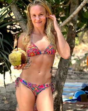 Valentina Shevchenko Instagram - Birthday girl 🥰  Favorite place🌴 favorite drink 🥥🧜🏻‍♀️