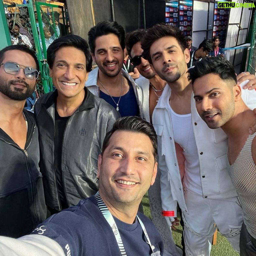 Varun Dhawan Instagram - A story of a day #apnabanalepiya Hung out with some friends. Had a chilled shower performed. Flew back with the King. All in all felt we are part of fraternity where we all uplift each other 💪✨