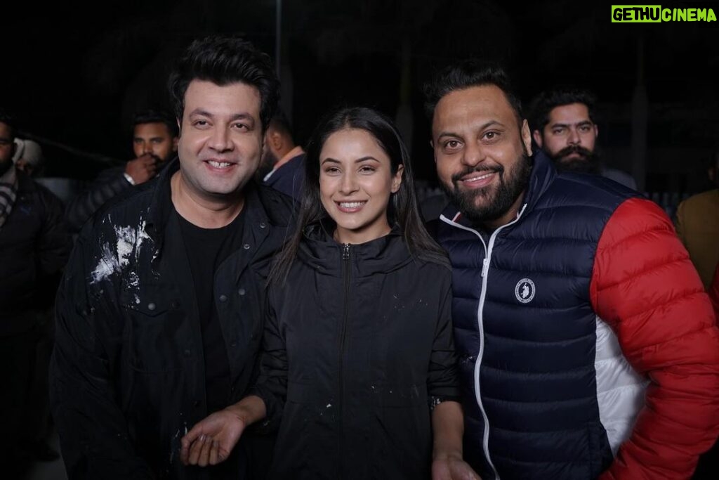 Varun Sharma Instagram - And it’s a Wrap for #SabFirstClass Ikdam First Class tareeke se..Maaze se..Dil se yeh Film Banai hai❤️ Can’t wait for you all to witness this Magical Madness of Love & Laughter ✨💫🤞🧿😇 “Jai Mata Di” @muradkhetani #JyotiDeshpande @shehnaazgill @kushakapila @balwindersinghjanjua @officialjiostudios @cine1studios @amulvmohan @sudhanshu.k.singh @kaiskhetani