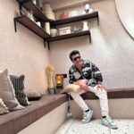 Varun Sharma Instagram - Photo aisi daalo jisse dekhke chaar log smile kar sake🤓