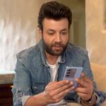 Varun Sharma Instagram - Party theme blue ho ya na ho, I’m taking the vivo V27 Pro with me everywhere! It’s magic blue color, Mediatek Dimensity 8200 5G Processor & stylish curved design, gets the spotlight on me wherever I go! Go get yours, available now on Flipkart @flipkarttechspert @vivo_india #vivoV27SeriesonFlipkart #TheSpotlightPhone #OutOfTheBlue