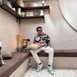 Varun Sharma Instagram - Photo aisi daalo jisse dekhke chaar log smile kar sake🤓