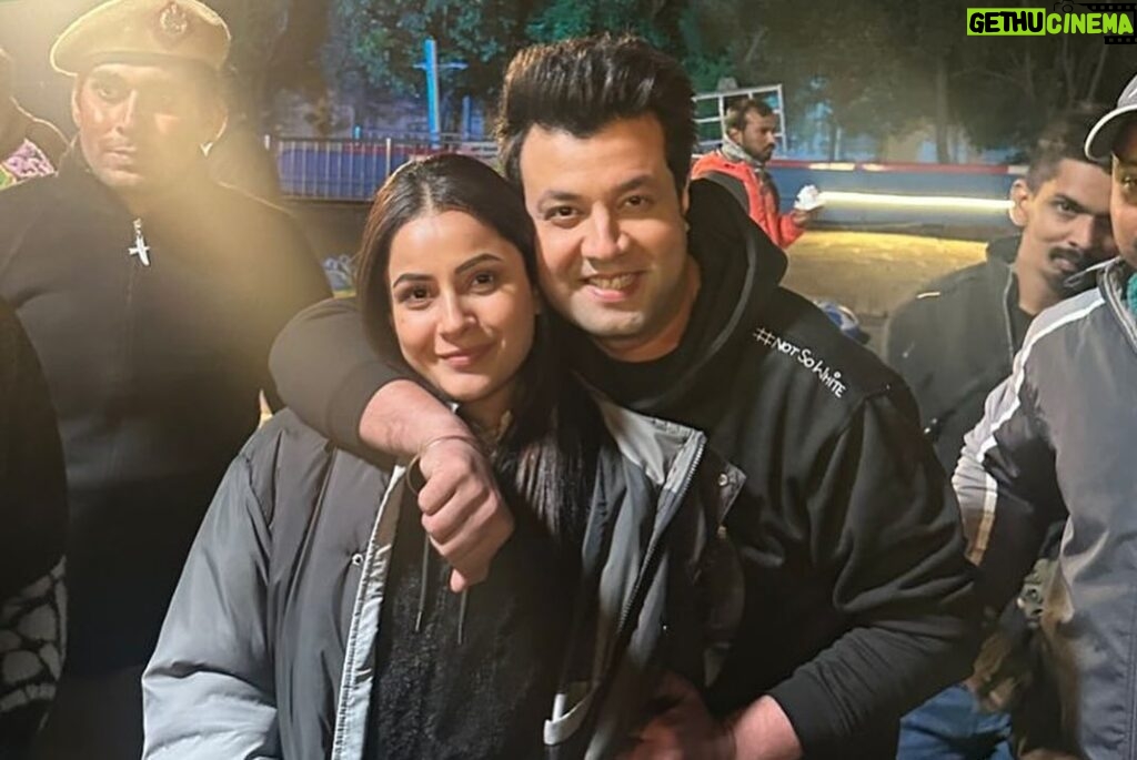 Varun Sharma Instagram - And it’s a Wrap for #SabFirstClass Ikdam First Class tareeke se..Maaze se..Dil se yeh Film Banai hai❤️ Can’t wait for you all to witness this Magical Madness of Love & Laughter ✨💫🤞🧿😇 “Jai Mata Di” @muradkhetani #JyotiDeshpande @shehnaazgill @kushakapila @balwindersinghjanjua @officialjiostudios @cine1studios @amulvmohan @sudhanshu.k.singh @kaiskhetani