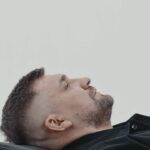 Vasiliy Vakulenko Instagram - Василий Вакуленко в премьерном выпуске нового шоу “Сессия” исследует природу своих многочисленных альтер эго, детские травмы, темный период аддикции и мотивацию к творчеству, а также впервые исполняет свой новый трек “Рэквием”, который писал более 10 лет. Вместе с Дмитрием Дибровым в откровенном интервью Баста разбирает строчки из своих песен, вспоминая тяжелые и светлые моменты жизни — всё это и многое другое смотрите эксклюзивно в VK Видео.