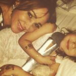 Verónica Lozano Instagram - Buscar en el carrete , buscarte para tenerte un ratito .. fotos q nos hacen viajar en el tiempo , que nos traen sabores y aromas . Estás en mi , en mi corazón ♥️ Mamá, ma , mami! Te extraño y te tengo . Gracias Antony por hacerme mamá, por este viaje hermoso y loco , por nuestros días de amor y de peleas. Gracias por este desafío . Gracias Corchi por la familia q somos 💝• Feliz día para todas las Mamás de este universo 🐶🐈👶🏻🌸💘