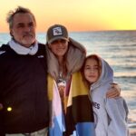 Verónica Lozano Instagram - Buscar en el carrete , buscarte para tenerte un ratito .. fotos q nos hacen viajar en el tiempo , que nos traen sabores y aromas . Estás en mi , en mi corazón ♥️ Mamá, ma , mami! Te extraño y te tengo . Gracias Antony por hacerme mamá, por este viaje hermoso y loco , por nuestros días de amor y de peleas. Gracias por este desafío . Gracias Corchi por la familia q somos 💝• Feliz día para todas las Mamás de este universo 🐶🐈👶🏻🌸💘