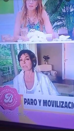 Verónica Lozano Instagram - Regalo de la semana .
1/Episodio paranormal, se mueven cosas en la mesa..
2/ Los que se adhirieron al paro y los q no !😅😂❤️
Mónica gracias por el humor , cariños a marido que se hizo viral 🍾
Contexto : programa #alabarbarossa (Geo se tomó unos días de vacaciones merecidas y ahí estuve junto a su bello equipo ) nota vía zoom a MG 24/1 .