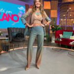 Verónica Lozano Instagram - Todo muy lindo . Trajecito VL encantador .. ahora bien , la verdad en la ultima foto .. un sujeto con vida propia habita mi ser 🤪🤨🌽🍿 @vlbyantolin 😍 @cristinacagnina @anitakorman @bymillie.bressi ♥️📌