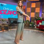 Verónica Lozano Instagram - Todo muy lindo . Trajecito VL encantador .. ahora bien , la verdad en la ultima foto .. un sujeto con vida propia habita mi ser 🤪🤨🌽🍿 @vlbyantolin 😍 @cristinacagnina @anitakorman @bymillie.bressi ♥️📌
