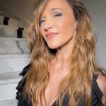 Verónica Lozano Instagram - Vengo a presumir 😅😂📌 Algunas fotis que hicimos el viernes . Peluca furiosa en manos de @cristinacagnina @ceriniclaudio y la abundancia de @hairconti 🌈 Makeup de locos de @malenna.makeup @frumboliestudio • Styling del duo cosmic @anitakorman @bymillie.bressi • Body @vlbyantolin • la carita me la cuida @draeugeniacastello 💜 🌷💕😍🍹🔥