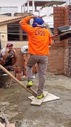 Verónica Lozano Instagram - Cuando la obra no avanza y no sabes por q 😂♥️
@ - amigx q boludea en el trabajo 😀