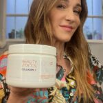 Verónica Lozano Instagram - Cómo estoy de festejo por mi cumpleaños, hoy quiero regalarte una información muy valiosa 🧡 que me transformó y me hace muy bien. Hace unas semanas que estoy tomando el colágeno que me recomendó Bren.🫂 Beauty focus collagen plus 🍊 es el único colágeno en el mercado que te garantiza resultados a la 4ta semana de consumirlo Por que este y no otros? ‼️ Este colágeno es doblemente hidrolizado y tu organismo lo absorbe en un 95% La mayoría de los colagenos son genéricos (farmacia y dieteticas) solo absorben entre un 5% y 10% como máximo, todo el resto se elimina por orina. Además este colágeno tiene un sabor riquísimo a naranja, esta endulzado con stevia y no es amargo comparado a otros. En @tipsdebren vean todos los resultados que le brindó este colágeno y a sus clientas 🤩 Si van de mi parte tienen descuento y 12 cuotas sin interés para sus compras 🥳🛒 A festejar se ha dicho 🎂🎈