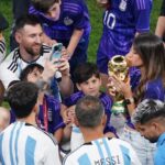 Verónica Lozano Instagram - Hola @fifa me imagino q es fake news q quieren sancionar a nuestra Capitana del Amor Antonela. Sin ella nada de esto hubiera sido posible , ella también puede y merece besar la copa . Nos representa ♥️. Es también Su Copa , La Nuestra .🇦🇷💖👊🏻