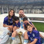 Verónica Lozano Instagram - Hola @fifa me imagino q es fake news q quieren sancionar a nuestra Capitana del Amor Antonela. Sin ella nada de esto hubiera sido posible , ella también puede y merece besar la copa . Nos representa ♥️. Es también Su Copa , La Nuestra .🇦🇷💖👊🏻