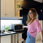 Verónica Lozano Instagram - Esta receta de pasta frola me la enseño mi amiga @jimemonteverde 💕y uno de los típs que me dio es que debo conocer bien mi horno para que siempre me salga increíble. Yo ya conozco mi horno de @midea_arg usando su función de convección mi pasta frola se cocina más rápido y tiene un dorado parejo 😍 Abajo les dejo el detalle de los ingredientes que usé para esta receta, pero antes les cuento que si ustedes quieren un horno como el mío pueden participar en el #SorteoMundialMidea y ganarse uno igual!!! Además también están sorteando una batidora de mano y una aspiradora stick. Para participar del sorteo vayan a @midea_arg 😀Aprovechen ésta gran oportunidad y equipen su casa con electrodomésticos de clase Mundial. INGREDIENTES PASTAFROLA - 100 gr de manteca - 100 gr de azúcar - 1 huevo / 1 yema - Ralladura de limón - Esc de vainilla - 200 gr de harina leudante - 100 gr de harina común - 8 cucharadas de leche - Dulce de membrillo - Opción agregar mermelada a gusto Háganla en casa van a ver que es súper fácil y muy rica 🥰