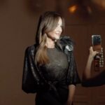 Verónica Lozano Instagram - Editado de imágenes y momentos de la Tapa de Gente ❣️ #personajesdelaño • Vestido @vlbyantolin hecho con mucho amor por todo el team de Nati ⚡️• Mi pelito lo cuida mi dulce Cris @cristinacagnina @cerininet • Mi carita @irearcieri y sus paletas 🍭 • Marulina dando el toque final 🪡 en mano 🌸• @maruvenancio • Agus registrando cada momento con amor y paciencia @aagusal ( foto y video) Mis botitas @ginebrabsas , hermosa opción para mis pies aún en recuperación ❤️‍🩹 • Accesorios @swarovski @gabriellacapucci • Gracias @chrisbeliera @ferrinijuliana ❣️@juanastibia por la invitación ⚡️• Gracias @alvearpalace por ser siempre tan 💖