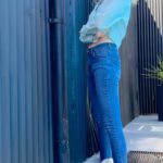 Verónica Lozano Instagram - NAÍMA EN DOS VERSIONES 🌈• Todo blanco y Jean 🦋 @naimaoficial @julio_k • @irearcieri @mechita111 / @clarabarceloshoes @margiefranzinishoes 💝