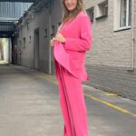Verónica Lozano Instagram - Colores para estos días nublados 🌷🌸❤️ @dollstore @alefittipaldi • Rojo o fucsia ? ♥️💝• @anitakorman @bymillie.bressi @cristinacagnina 💜