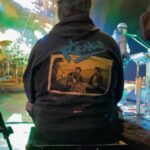 Verónica Lozano Instagram - Gracias por el rock . De la mano de Corchi conocí un grupo de amigos , talentosos , mágicos, poderosos ; y por añadidura sus familias , sus compañeras de vida , hijos , hijas . El sábado en Uruguay, Maldonado dieron un show hermoso , contra viento y lluvia . Gracias Gus , Tete y Tanque , Gracias La Renga , Cris, Gaby y a el equipo todo ( son una banda preciosa de pibes y pibas ) por el trance musical y de alquimia que junto a su público disfrute con locura . @larenga 🔥🎸🇺🇾🇦🇷