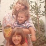 Verónica Lozano Instagram - Ser mamá, un desafío inmenso lleno de luz y oscuridad . Con aciertos y de lo otro .. un viaje por una ruta donde todo puede pasar jajj hermosos paisajes , tormentas , lluvias tropicales , sale el sol , se te queda el auto.. puteas, te perdes! Bajas la ventanilla y preguntas cómo llegar .. o consultas el Google map de amigas y redes de contención . .. igual está re bueno ! Por eso hoy decimos Feliz dia 💝😅🙄🤣 • Las abrazo a todas . Las q ya lo son , las q desean serlo y a las q ni locas ( aunque hay q estar un poco locas para serlo ..) en fin , a las q ayudan a maternas ,a las perrunas / mascoteras 💕 brindo por nosotras 🌸