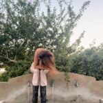 Verónica Lozano Instagram - Esta es la historia de dos perritos que se querían mucho , un día conocieron una niña llamada Antonia y nunca más se quisieron despegaron de ella . Una tarde de sol con sabor a agua fresca encontraron una señora que reía y juntaba flores . Cómo puede seguir esta historia ? Te invito a escribir 💬 Fotos / palabras / cuentos sin sentido 🙌🏻🍀 @berna.com.ar 🧡 @bymillie.bressi @anitakorman @rickysarkany