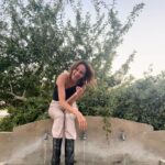 Verónica Lozano Instagram - Esta es la historia de dos perritos que se querían mucho , un día conocieron una niña llamada Antonia y nunca más se quisieron despegaron de ella . Una tarde de sol con sabor a agua fresca encontraron una señora que reía y juntaba flores . Cómo puede seguir esta historia ? Te invito a escribir 💬 Fotos / palabras / cuentos sin sentido 🙌🏻🍀 @berna.com.ar 🧡 @bymillie.bressi @anitakorman @rickysarkany