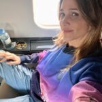 Verónica Lozano Instagram - Había una glicina con luz de luna ,que tenía una casita con acuarelas y mesas para degustar platos ricos . Cuando bajaba el sol un perrito dormía en un canasto ,soñaba con volar y a su mamá saludar 😅❤️. Sin sentido… fotos que tejen palabras y cuentos 🧚🙌🏻