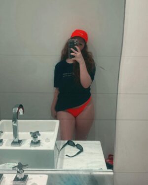 Victória Diniz Instagram - impossível colocar tudo que eu vivi esse ano em 10 fotos, mas ta aí um photo dump de 2022 ❤️ (o ultimo com 19 anos) ✨