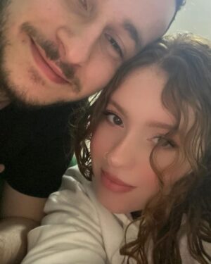 Victória Diniz Instagram - não existem dados científicos que provam qual a idade exata do mundo, mas o meu está fazendo 21 ❤️