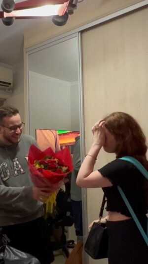 Victória Diniz Instagram - Nossa surpresa de 1 ano (ja faz 11 dias que isso rolou, mas antes tarde do que nunca kkkkkkk) 
eu te amo muito mo!! ❤️❤️ 

(obrigada @kumode pelo audio 🫶🏻)
