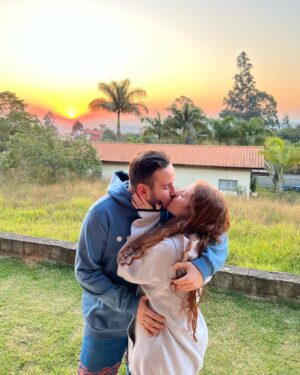 Victória Diniz Instagram - Feliz 1 ano para nós meu amor!! 
Nesses 365 dias juntos, aprendemos muito um com o outro, e eu quero passar o resto da vida aprendendo com você e esse seu jeito único de enxergar o mundo. Obrigada por me incluir na sua vida, nos seus hobbies, seus gostos… Eu amo aprender cada vez mais sobre você e as coisas que você gosta. Amo compartilhar segredos nossos e ficar rindo um do outro até altas horas, ou quando assistimos algo juntos e cochilamos sem querer, quando você percebe que eu estou agitada e tenta me acalmar mesmo sem falar nada… Entre outros momentos tão incríveis que só nós dois sabemos, vivemos e aproveitamos durante esse 1 ano!! Obrigada por além de tudo ser meu melhor amigo, você sabe que pode sempre contar comigo, vou sempre te apoiar ❤️ Eu te amo meu gatinho!