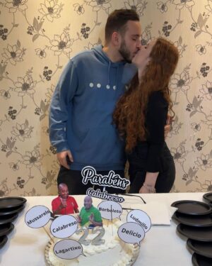 Victória Diniz Instagram - Chegou seu dia meu amor, e mais um ano eu tenho o privilégio de passar essa data tão especial com você!! 
Eu só tenho a agradecer as tantas coisas que você faz por mim todos os dias, por sempre prestar atenção nos detalhes, por comer a comida quando eu ja to cheia e por me amar tanto ❤️
É incrível poder dividir todos os momentos com você, por mais simples que sejam, você faz tudo ser melhor.
Sempre vou estar aqui para você, igual você sempre está pra mim! 
Além de namorados, não deixamos de ser melhores amigos, e isso é a melhor coisa do mundo, a vida fica 1000 vezes melhor e mais leve com suas piadinhas (muitas vezes sem graça, mas lógico que vai arrancar uma risada minha), suas brincadeiras, seu jeitinho único que por mais que eu esteja de bico o dia inteiro, vc sabe que vai me fazer rir assim kkkkkk! 
Que essa nova idade te tragam novas bençãos e coisas boas!! 
Ah, e não foi esse ano, mas um dia ainda te dou o xbox do palmeiras gatinho kkkkkkk❤️
Eu te amo demais mo, você é tudinho pra mim. Te amo mil milhões ❤️❤️