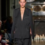 Victoria Beckham Instagram - VICTORIA BECKHAM AUTUMN WINTER 2024 Tailoring is redefined with three key shoulders – shrunken, slanted and pointy – adding new desire to signature house looks. Styling: @Jane_How Production: @BureauBetak Casting: @Piergiorgio @DMCasting Make-Up: @FaraHomidi Makeup Looks: @VictoriaBeckhamBeauty Hair: @AnthonyTurnerHair Hair tools and Products: @WellaHair @GHDHair Nails: @AlexandraJanowski Video & Livestream: @BureauFuture Runway Photography: @BureauFuture Live Music: @MichelGaubert Online music: @Romanrpk Drinks: @DonJulioTequila @DashDrinks #VBAW24