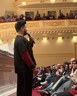 Vikas Khanna Instagram - What a history creating moment today. 
VIR DAS performed at the iconic Carnegie Hall in NY to a sold out audience. 
So much energy & brilliance on stage. 

This is not the first time Vir created history. On Nov 20th, he had won the International Emmy. 
More power to you brother for making India proud. 

XX

1. Vir enters the stage at the iconic @carnegiehall 
2.3.4. Mesmerized audience 
5. Standing applause for @virdas & @zarnagarg for 5 minutes. ❤️🥰
6.7. Backstage
8. Vir announced as a WINNER at Emmy
9. The king arrives & I shot it through Ekta Kapoor’s Emmy 
10. Backstage