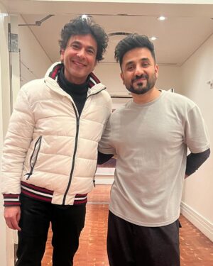 Vikas Khanna Instagram - What a history creating moment today. 
VIR DAS performed at the iconic Carnegie Hall in NY to a sold out audience. 
So much energy & brilliance on stage. 

This is not the first time Vir created history. On Nov 20th, he had won the International Emmy. 
More power to you brother for making India proud. 

XX

1. Vir enters the stage at the iconic @carnegiehall 
2.3.4. Mesmerized audience 
5. Standing applause for @virdas & @zarnagarg for 5 minutes. ❤️🥰
6.7. Backstage
8. Vir announced as a WINNER at Emmy
9. The king arrives & I shot it through Ekta Kapoor’s Emmy 
10. Backstage