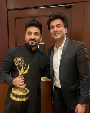 Vikas Khanna Instagram - What a history creating moment today. 
VIR DAS performed at the iconic Carnegie Hall in NY to a sold out audience. 
So much energy & brilliance on stage. 

This is not the first time Vir created history. On Nov 20th, he had won the International Emmy. 
More power to you brother for making India proud. 

XX

1. Vir enters the stage at the iconic @carnegiehall 
2.3.4. Mesmerized audience 
5. Standing applause for @virdas & @zarnagarg for 5 minutes. ❤️🥰
6.7. Backstage
8. Vir announced as a WINNER at Emmy
9. The king arrives & I shot it through Ekta Kapoor’s Emmy 
10. Backstage